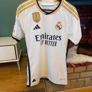 Säljer en helt ny real Madrid tröja med CL märke, nytt pris 1599kr