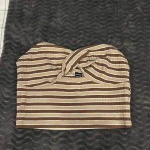 Topp  - Topp från SHEIN. Kommer ej till användning. Klider ner lite om man inte har bh. Har man bh så klider den inte så mycket. Frakten betalar köparen själv 