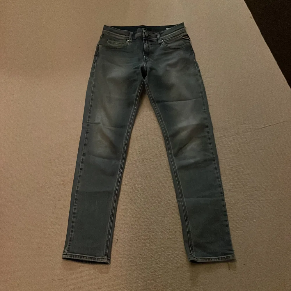 Väldigt snygga blåa jeans från replay och är även i väldigt bra skick!!🥳🥳🥳. Jeans & Byxor.