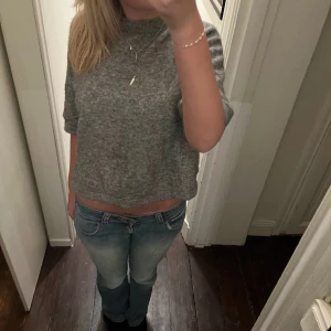 Grå kortärmade stickad tröja - Väldigt bra skick💞 Pris kan diskuteras💞