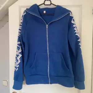 Blå zip-up hoodie med tryck, passar xs-s💙