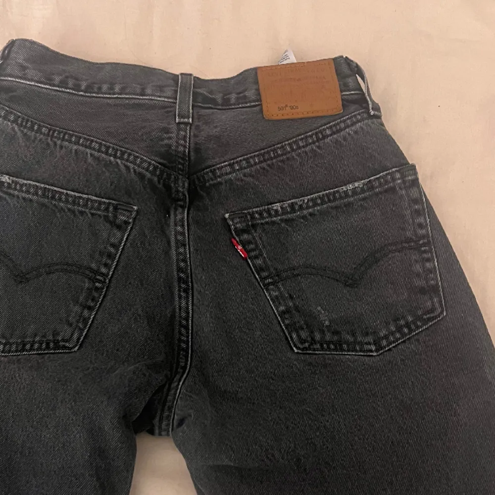 Säljer mina supersnygga levis jeans i original modellen 501. Köpta nu i höstas o sparsamt använda. Storlek W24 L30🥰 nypris 1 249 (mer svarta än på bilderna, skriv privat för fler bild). Jeans & Byxor.
