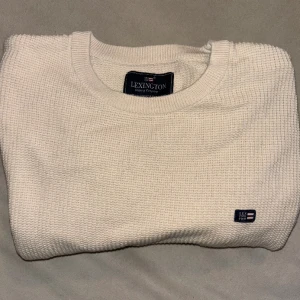 Lexington Tröja Beige Herr - Beige långärmad tröja. Bra skick men skrynklig. Storlek Medium.