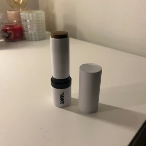 Makeup by mario  - Säljer detta contour sticket ifrån makeup by mario som är använt en gång 