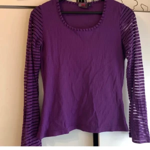 Lila tröja - Tröja med mesh mönster på ärmarna:)