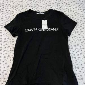 Calvin Klein tshirt, köpt från zalando, står L i den men passar en S/M! 
