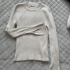 Gina Tricot - Stickad tröja  - 50kr