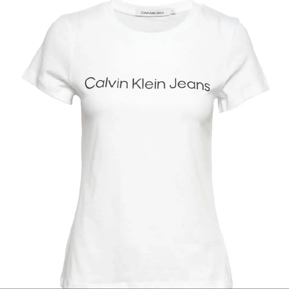 Jättefin vit t-shirt från Calvin Klein, sparsamt använd, säljer då jag tyvärr inte använder den💕Nypris ca 300kr (ser lite gul ut men det är bara ljuset), skriv privat så skickar jag fler bilder💕. T-shirts.