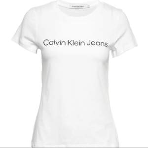 Jättefin vit t-shirt från Calvin Klein, sparsamt använd, säljer då jag tyvärr inte använder den💕Nypris ca 300kr (ser lite gul ut men det är bara ljuset), skriv privat så skickar jag fler bilder💕