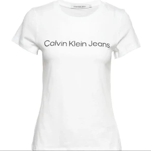Calvin Klein t shirt - Jättefin vit t-shirt från Calvin Klein, sparsamt använd, säljer då jag tyvärr inte använder den💕Nypris ca 300kr (ser lite gul ut men det är bara ljuset), skriv privat så skickar jag fler bilder💕