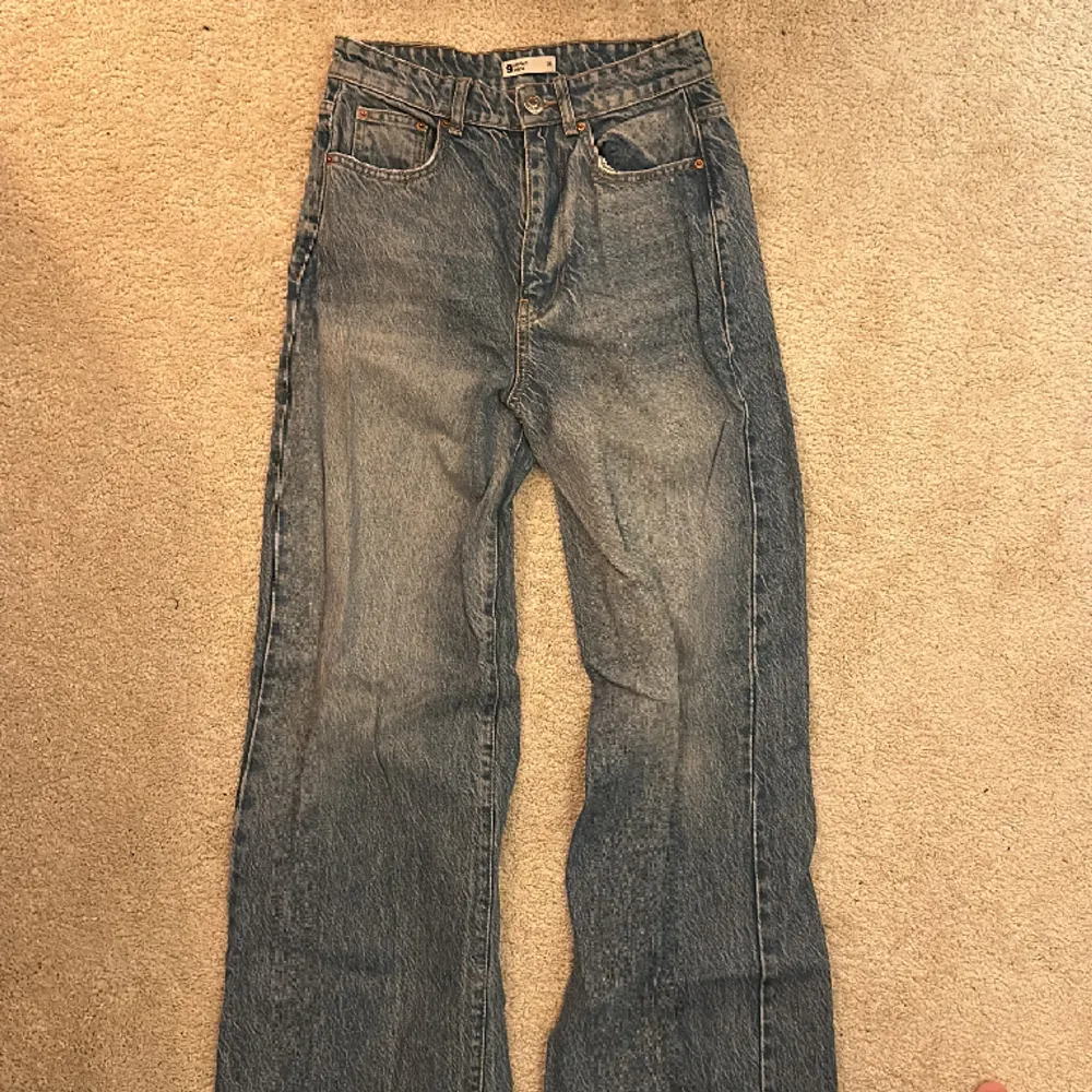 Breda jeans, straight leg, är lite stora i storleken så skulle kunna passa folk med storlek 38 med! Långa!! Använda men väl omhändertagna!. Jeans & Byxor.