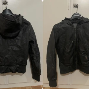 Only - vintage läderjacka  - Gammal läderjacka, storlek medel. 