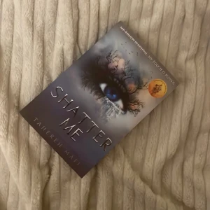 Shatter me - Första boken i shatter me serien. Säljer eftersom jag har två stycken. Väldigt fint skick läst en gång ej knäckt i ryggen inga defekter!