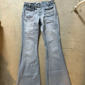 Lågmidjade Jeans - Nu säljer jag mina lågmidjade jeans från Missäy eftersom de inte kommer till använding. De har endast använts fåtalgånger vilket gör att de är som nya. Jag är 1.72 lång.💖💖Jag har vanligtvis storlek M