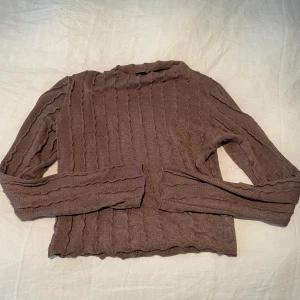 Långärmad tröja med textur - Långärmad grå tröja med textur från Gina Tricot! Den är liten i storleken och sitter som stl M