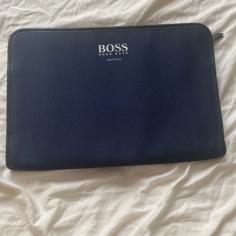 Fint datafack från Hugo boss. Väskor.