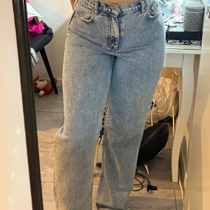 High waisted jeans från zara - Dem perfekta high waisted jeansen som inte är för långa men inte heller för pösiga. Perfekta till vardags men funkar super bra till när man vill klä upp sig. 