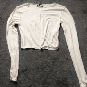 Topp - Säljer en jättesnygg långärmad topp från zara i världens skönaste material. Skriv vid frågor eller fler bilder❤️