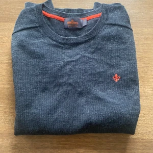 Morris tröja - 100% merinoull  Inga defekter eller fläckar Färg: mörkgrå  Skick: 8,5/10  Köpt för 1599kr