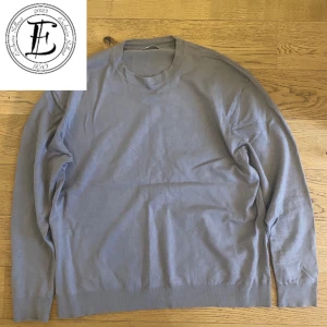 Tröja - Säljer nu en tröja från zara i färgen beige, tröjan är i storlek M men kan även passa dom som har S, tröjan har inga defekter, hör av er om ni har några frågor eller funderingar