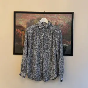 Blommig skjorta från H&M i storlek 38. Använt en gång och i bra skick. 🌸