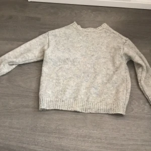 Mysig tjocktröja - Helt ny och i gott skick! Helt oanvänd, säljer pga den är för stor för mig. Storlek M/L. Tryck på köp 💕