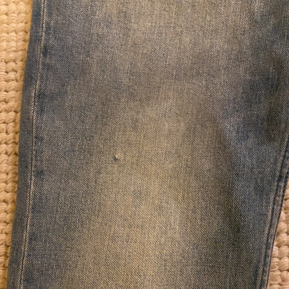 Blåa jeans i mycket bra skick, snygga och sköna!  Storlek: 32/32    Passform: Slim    Märke: H&M    Färg: Ljusblå Skick: Mycket bra    Material: Bomull    Pris: 199kr  Hör av er vid intresse eller frågor🙌. Jeans & Byxor.