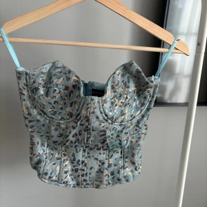 Säljs då den var lite för stor för mig!🌸 - Super söt till sommaren med en lång kjol:)💕🌸