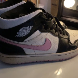 Air Jordan 1 mid Arctic pink - Hej, jag säljer dessa Air Jordan 1 Mids pga att dom inte används längre. Dom är väldigt slitna. Färgen är Arctic Pink. Strl. 39. Org pris ca 3000kr men säljer för 500kr. Pris kan diskuteras och kan skicka fler bilder vid intresse. ❤️