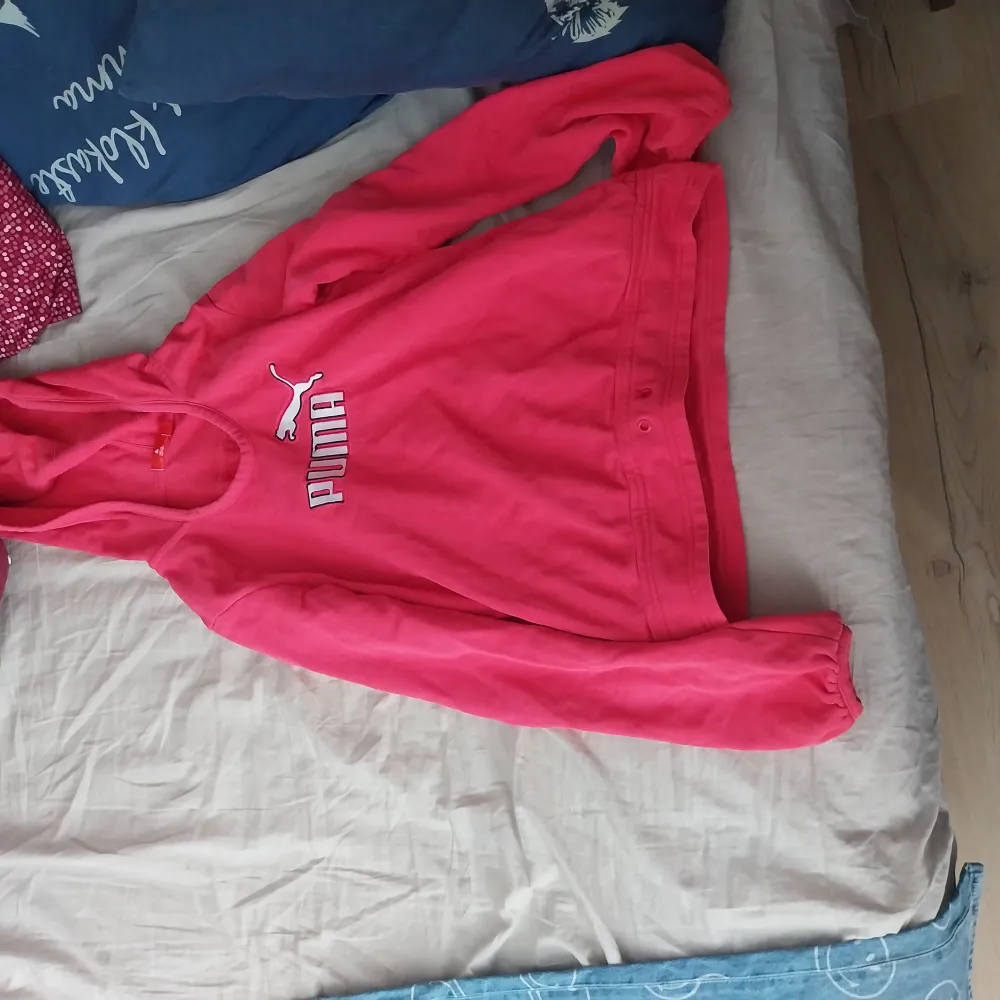 En rosa puma hoodie i storlek s/m mer mot m.. Hoodies.