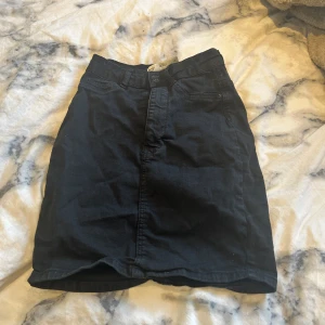 Kort jeans kjol f - Jeanskjols från gina tricot