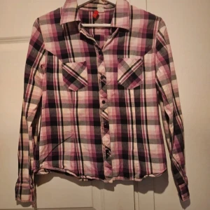 Rutig skjorta  - Fin rutig skjorta i bra skick med två små bröstfickor. Lite tajtare modell. Finns inget att anmärka på. Kommer från ett djur och rökfritt hem. Tvättar inte parfymfritt 