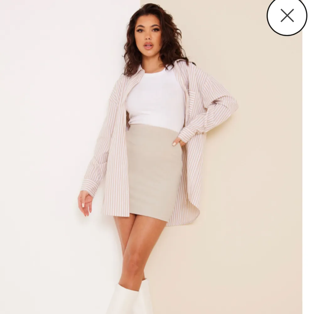 Oanvänd beige kjol ”everyday crepe skirt” med lapparna kvar. Säljer då jag har dubbletter. Köpt på Nelly för 249kr🤍 . Kjolar.