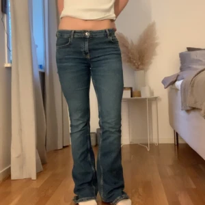 Lågmidjade BootcutJeans Zara💙 - Superfina Lågmidjade jeans från Zara💕 Midjemått: 36cm Innerbenslängd: 82cm (jag är 165cm) Kontakta mig för fler bilder, frågor och intresse!💓