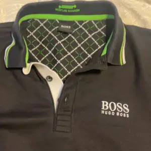 Piké/ tshirt från hugoboss med gröna detaljer. Storlek s