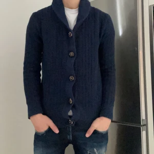 Cardigan - En fet stickad cardigan från märker dobber i strl S ~ nypris ca 800-900kr - mitt pris endast 549kr. Väldigt fint skick och perfekt nu inför vår och sommar. Pris kan diskuteras ⭐️