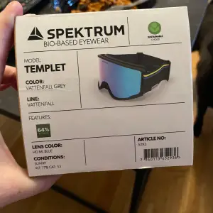 Säljer ett par helt nya skidglasögon i märket Spectrum Bio-Based Eyeware jag åker inte skidor så säljer dessa till någon som är intresserad av sporten dom kostar en del fick som premie då jag valde vattenfall som elbolag så inget kvitto finns oöppnad