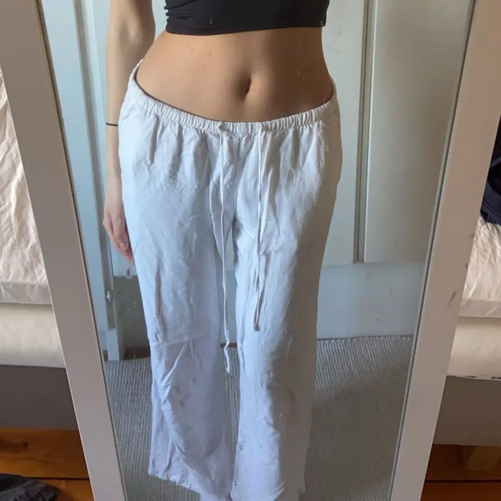 Säljer mina linnebyxor från ginatricot i storlek S då de krympt och blivit för korta. Skulle säga att de passar någon som är ca 170cm eller kortare. I använt skick men inga skavanker. Lite skrynkliga men kan fixas enkelt med strykning.. Farkut & Housut.