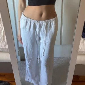 Linnebyxor - Säljer mina linnebyxor från ginatricot i storlek S då de krympt och blivit för korta. Skulle säga att de passar någon som är ca 170cm eller kortare. I använt skick men inga skavanker. Lite skrynkliga men kan fixas enkelt med strykning.