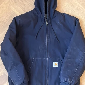 Carhart WIP stay active jacka  - As cool carhart jacka med perfekt slitage för o uppnå dendär carhart looken de flesta strävar efter. Använt den ca 7 gånger, den har inget hål eller något sånt. Skicket är som nytt. Färgen är dock sliten men enligt mig och många ser det bättre ut.