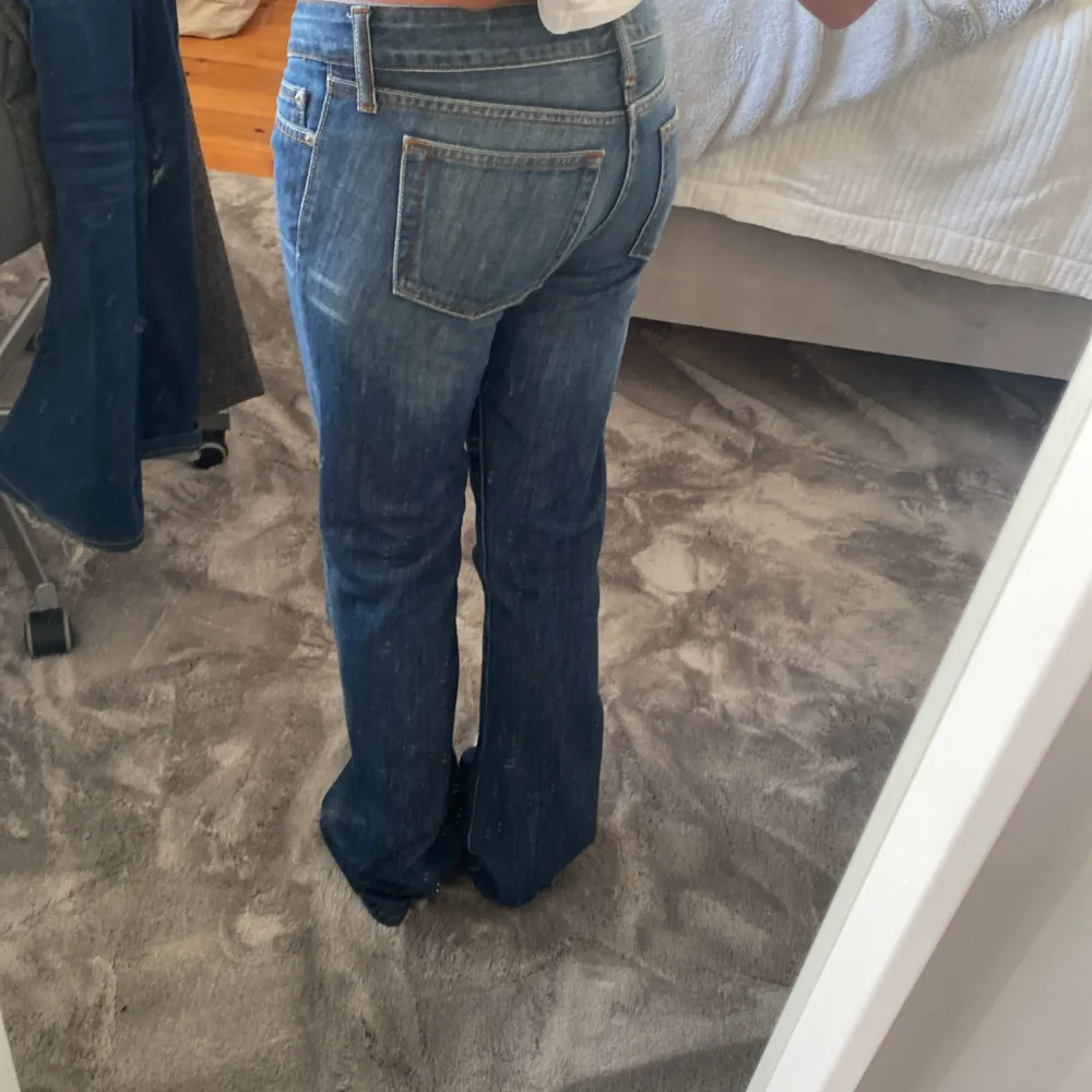 Säljer dessa asnajs jeansen som är lågmidjade och utsvängda ❤️ lite för långa på mig därav säljer jag . Jeans & Byxor.