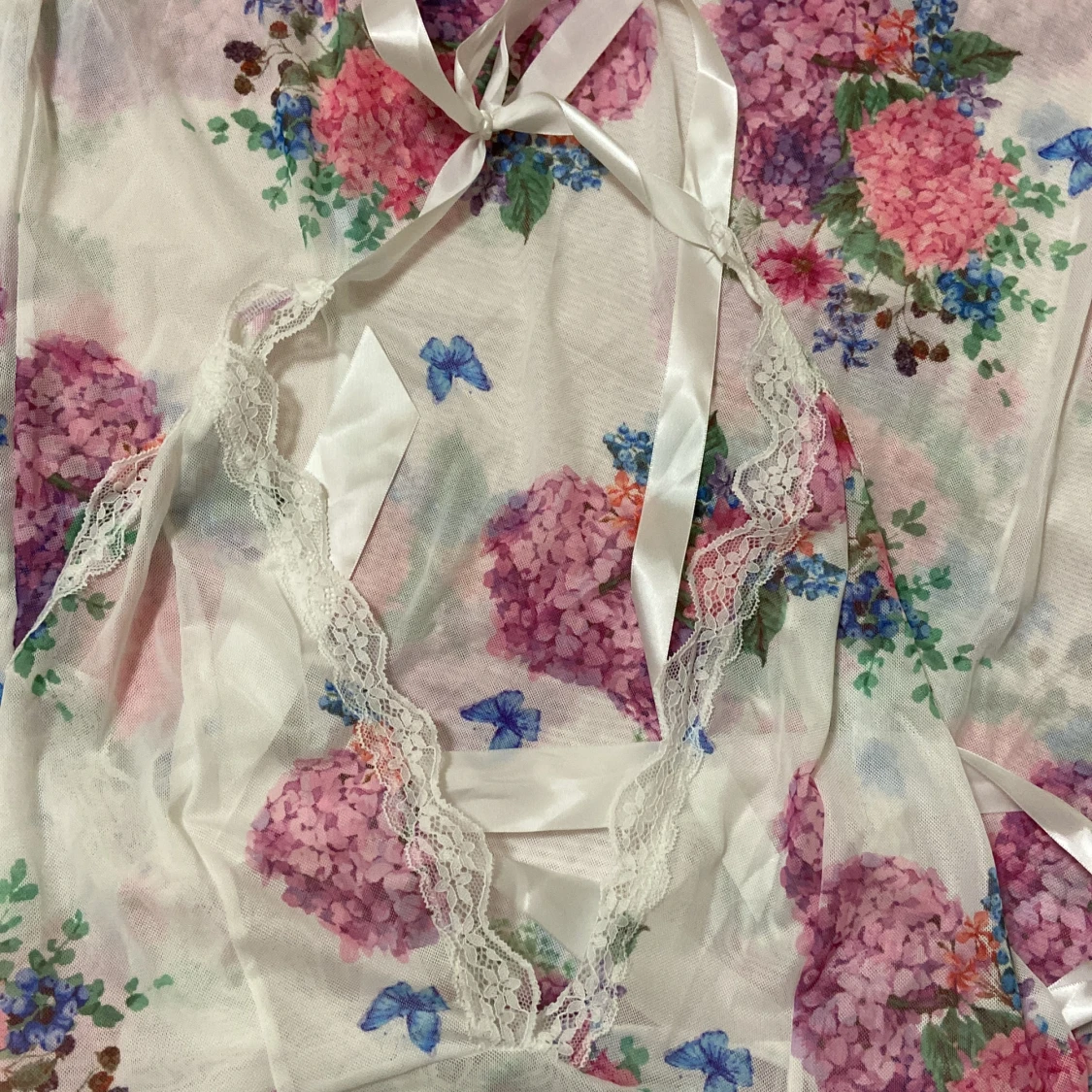 En blommig genomskinlig vårklänning  - 91