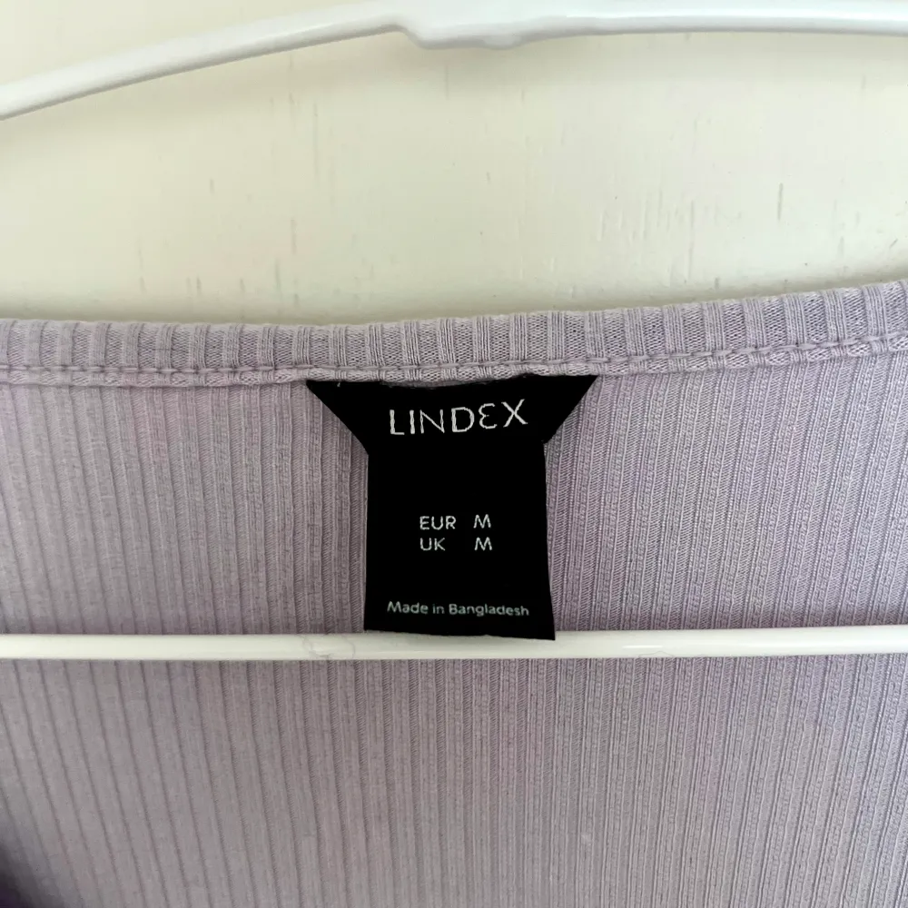 Fin t-shirt från Lindex, storlek M men funkar med som en S. Använd bara en gång, som ny.. Toppar.