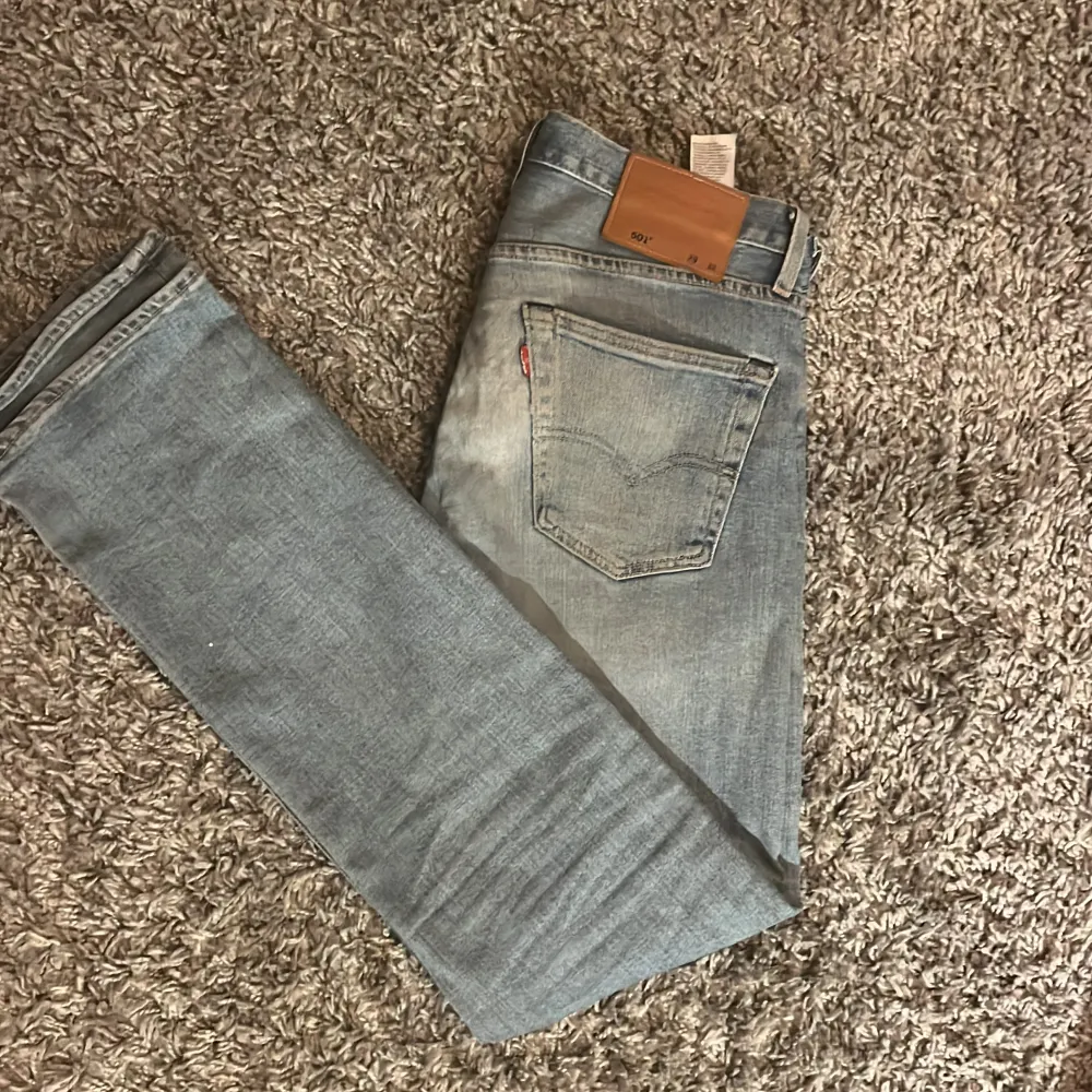 Säljer ett par 501 som inte passar längre. Dom är rätt använda men ändå bra skick . Jeans & Byxor.