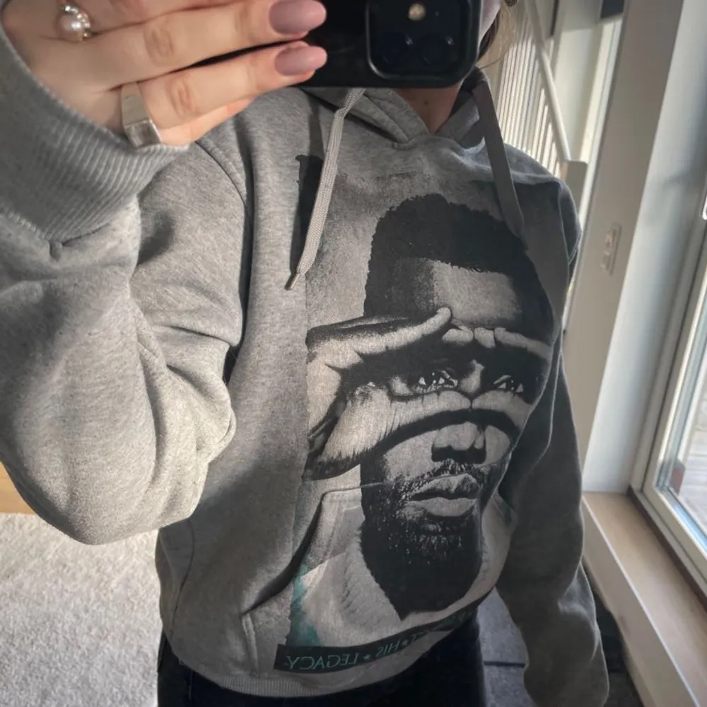 Säljer en cool unik snygg hoodie med tryck. Den är köpt på second hand. Den är storlek XS och är i jättefint skick. Skriv om du har några frågor💞. Hoodies.