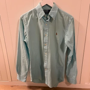 Ralph Lauren skjorta  - Tjena! Säljer denna Ralph Lauren skjortan i storlek S! Bra skick men det finns en liten fläck på skjortan, men den syns knappt! Tveka inte o höra av dig för fler bilder eller om du har några frågor!
