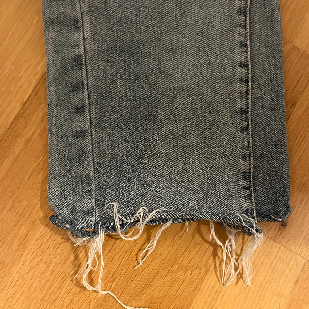 Super snygga jeans med slitning vid benen från vila i storlek 36. Ser gråa ut på bild men de är blåa💓köparen står för frakten💌. Jeans & Byxor.