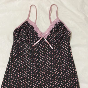 En svart rosa vår/sommar klänning  - En svart rosa vår/sommar klänning 