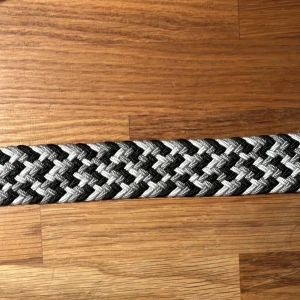 Flätat bälte  - Säljer det här nya och oanvända flätade bältet. Hela bältet bortsett från metallbiten är ca 100 cm långt, men kan stretchas ut till en större storlek. Pris: 99 kr. 