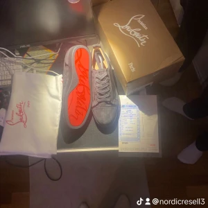 christian louboutin skor - Hej, säljer nu mina nya christian louboutin skor då jag beställde fel storlek. Storlek: 43 Färg: gråa Skick: 10/10 helt nya  Priset kan diskuteras genom snabb affär! 